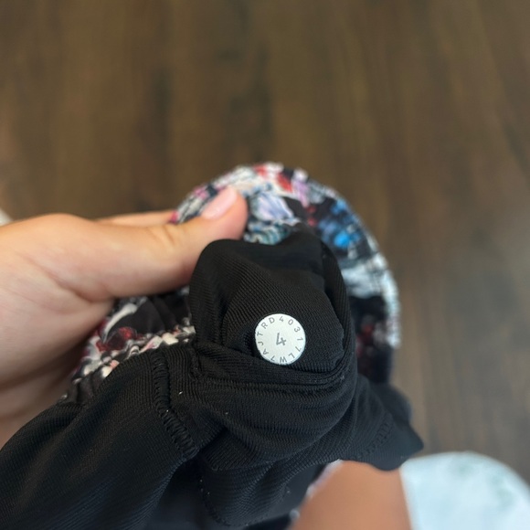 Lululemon hotty hot shorts size 4 - Picture 4 of 4